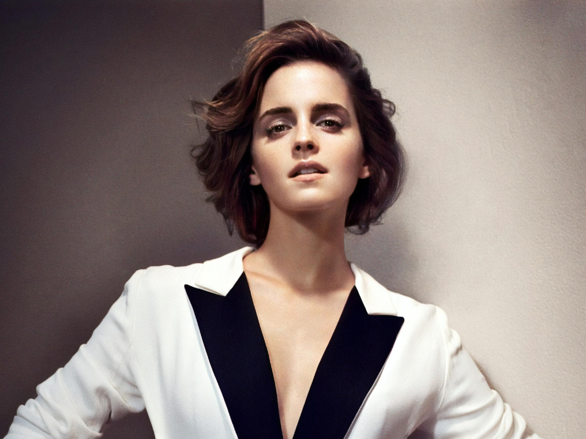 Популярная актриса Эмма Уотсон в пиджаке