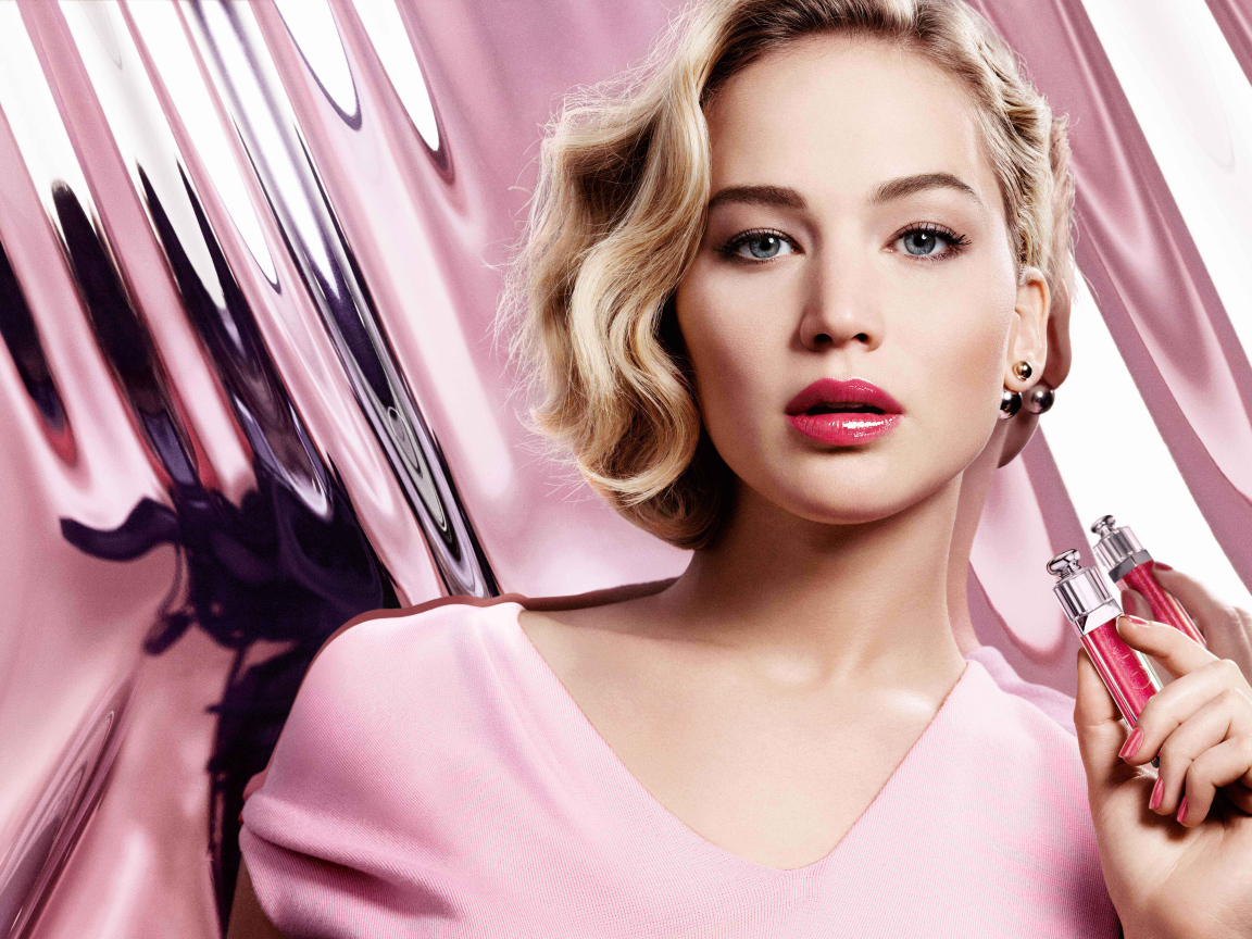 Популярная актриса Дженнифер Лоуренс с блеском для губ в руках