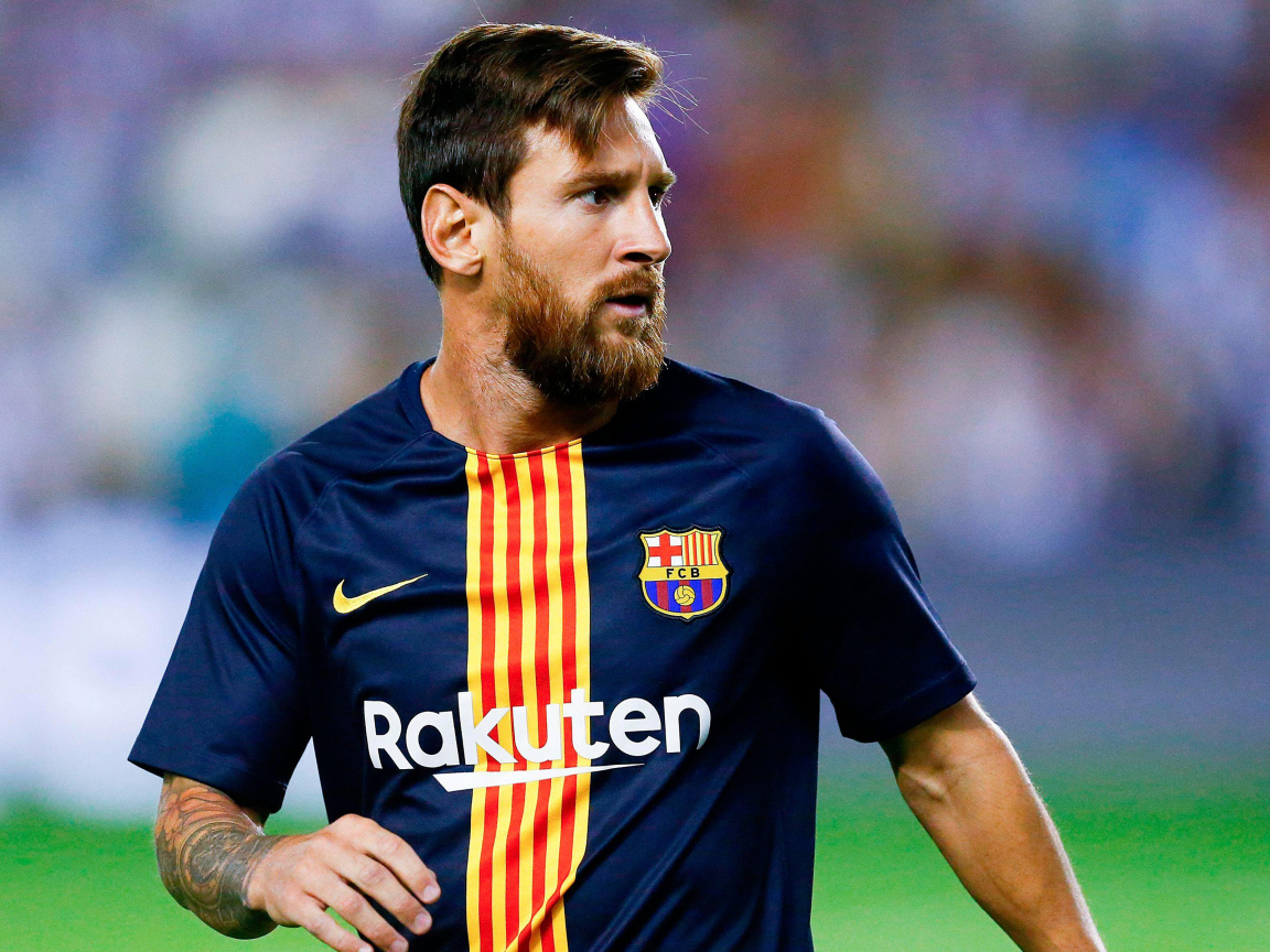Популярный футболист Лионель Месси с бородой на футбольном поле