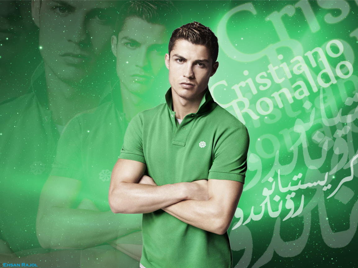 Популярный футболист Криштиану Роналду фото на зеленом фоне