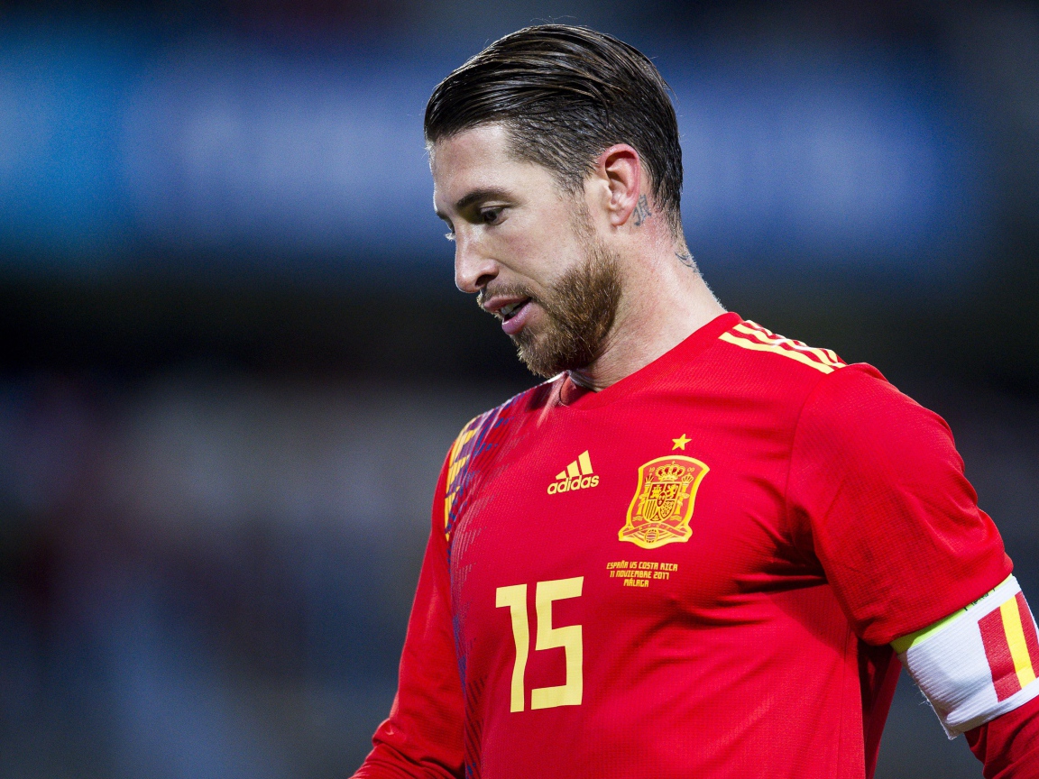 Популярный футболист Серхио Рамос на футбольном поле