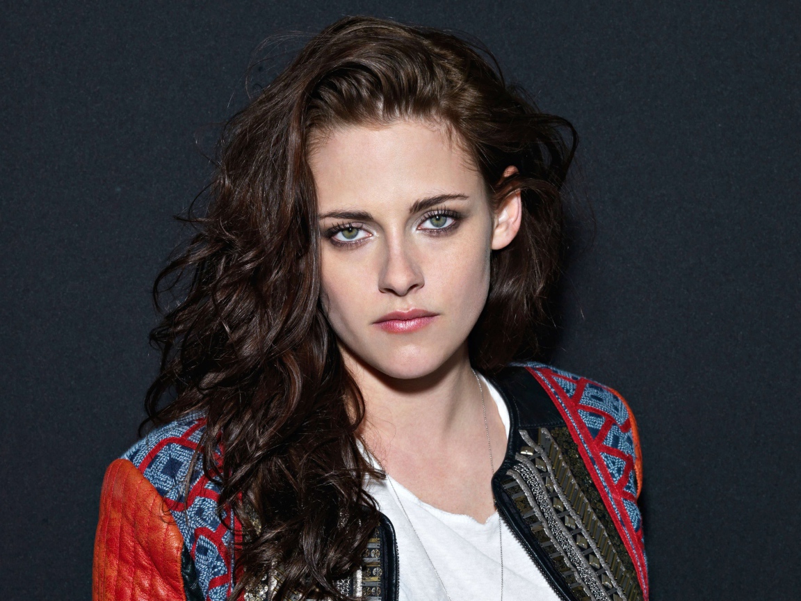 Грустная актриса Кристен Стюарт на сером фоне