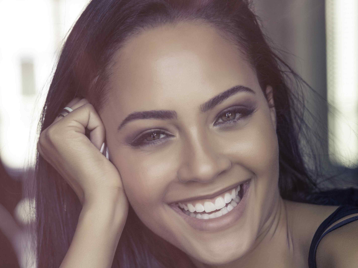 Улыбающаяся американская актриса Тристин Мэйс