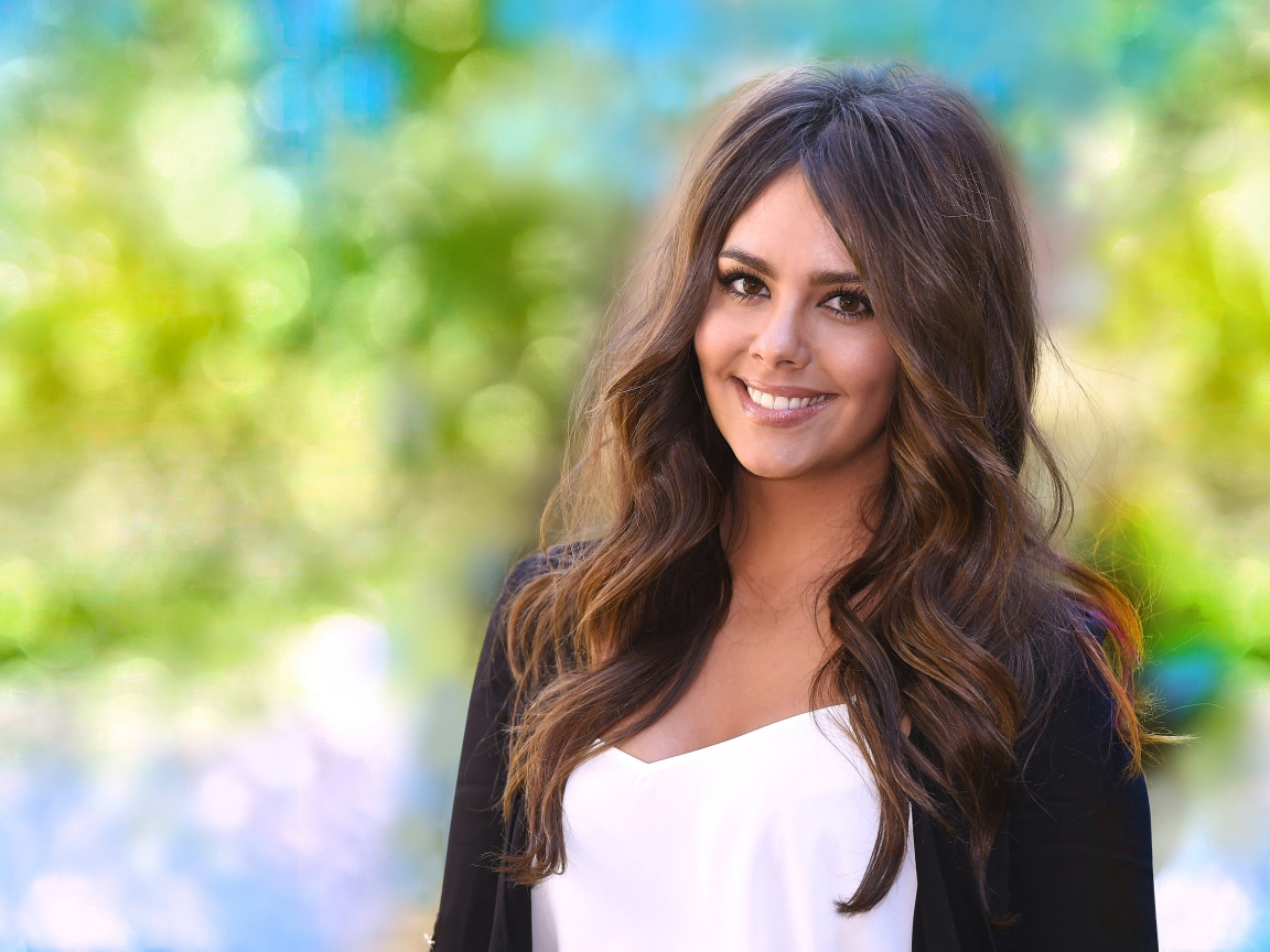 Улыбающаяся девушка актриса Кристина Педроче