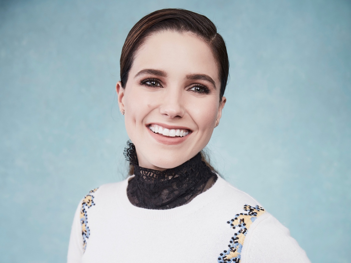 Улыбающаяся девушка актриса София Буш