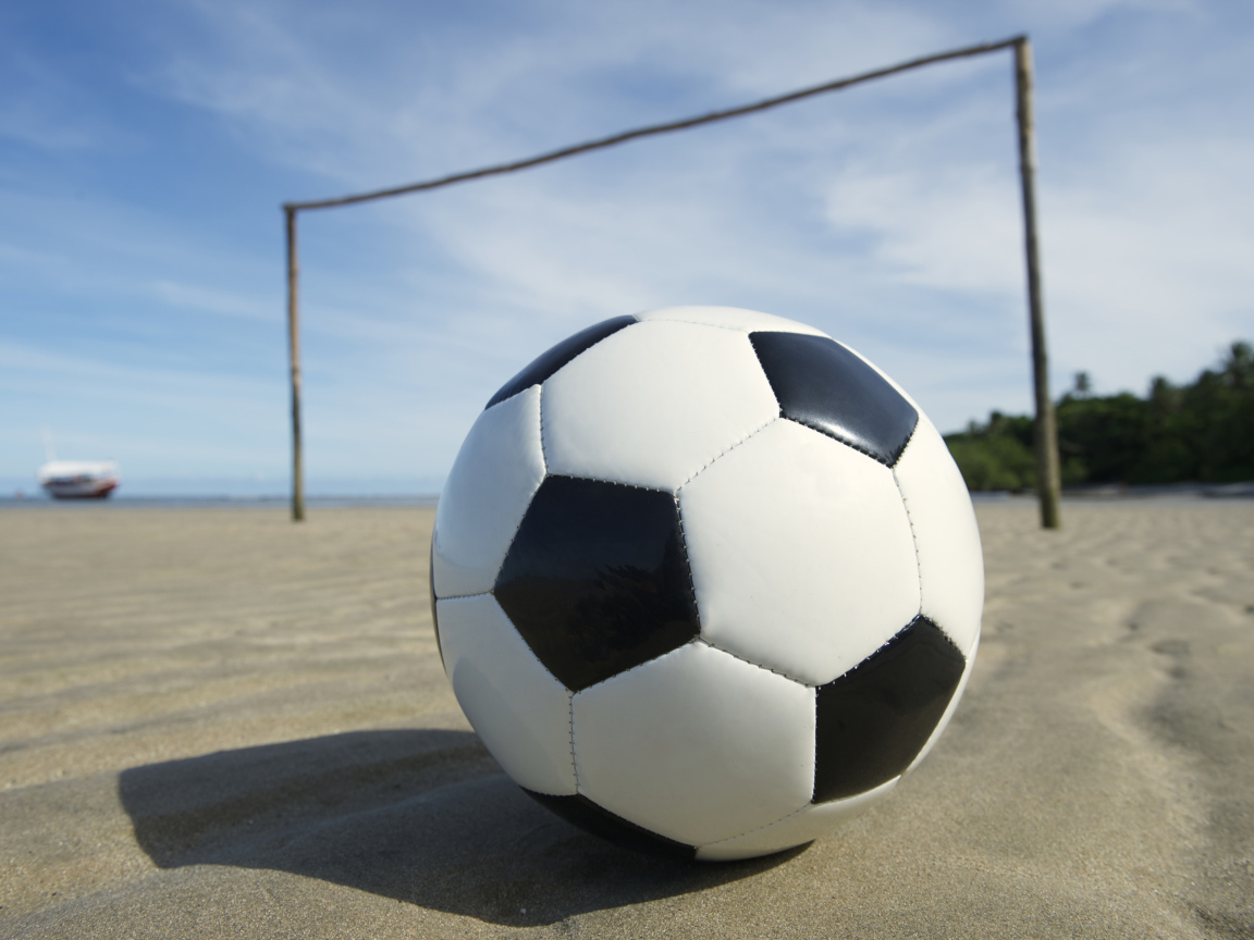 Футбольный мяч на песке на пляже