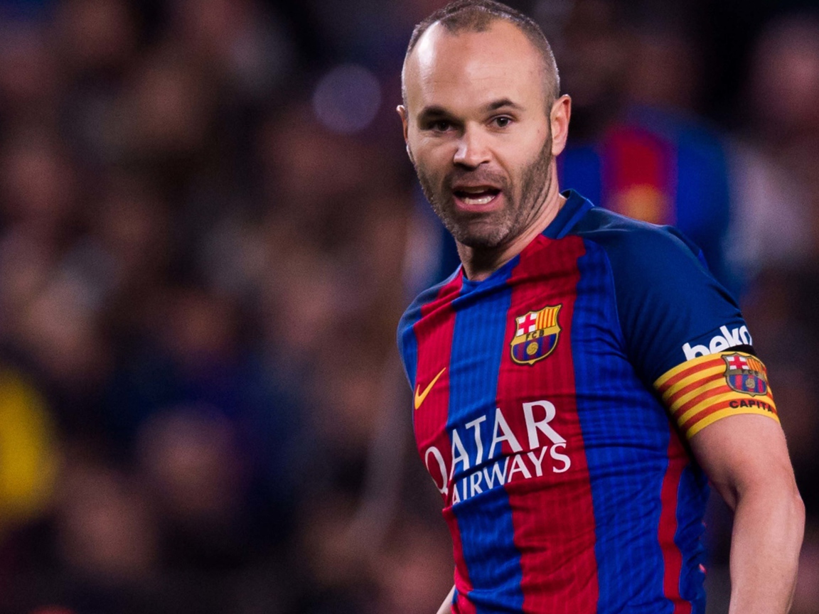 Испанский футболист Андрес Иньеста на футбольном поле