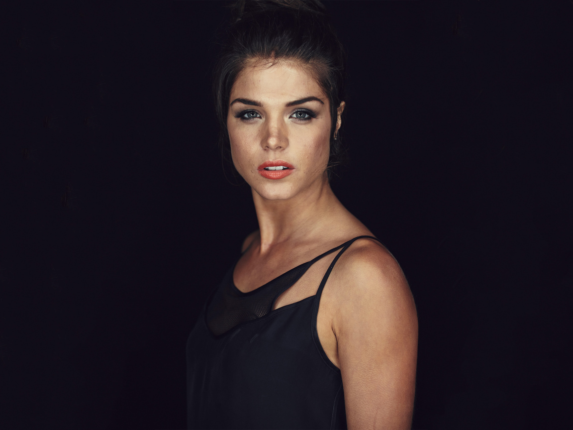 Эффектная актриса Мария Авгеропулос в черном наряде