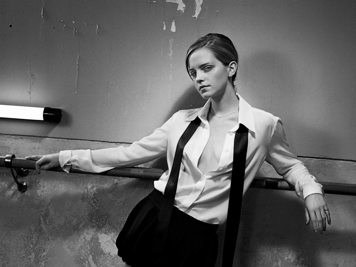 Стильная актриса Эмма Уотсон, черно белое фото 