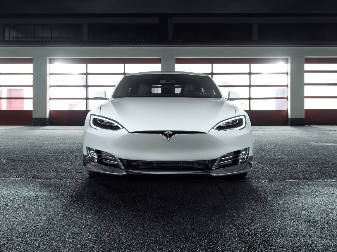 Белый электромобиль Tesla Model S, вид спереди