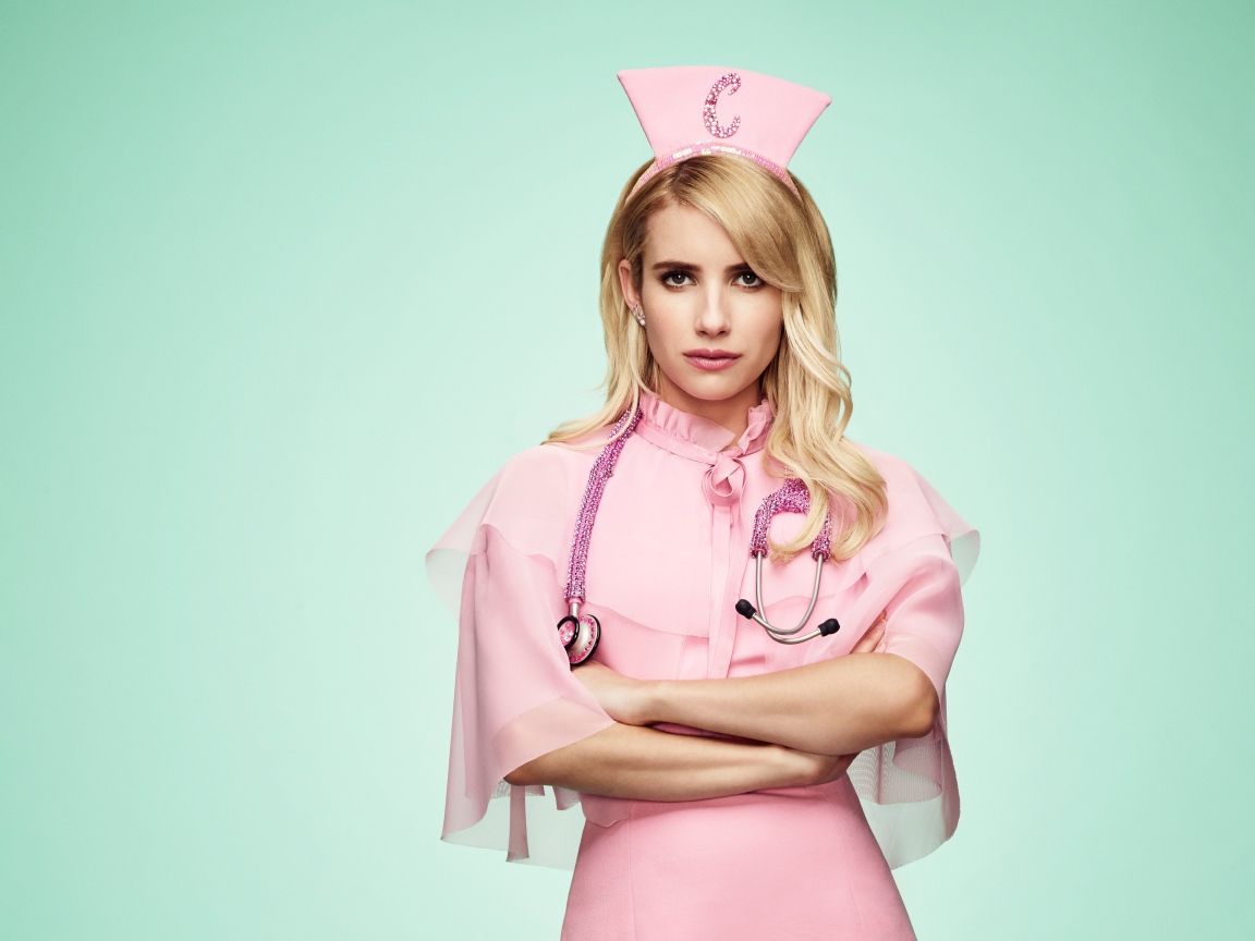 Молодая актриса Эмма Робертс в розовом костюме медсестры