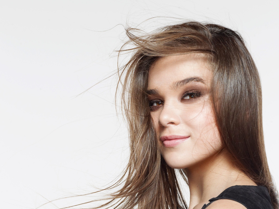 Молодая актриса Хейли Стейнфилд фото на сером фоне