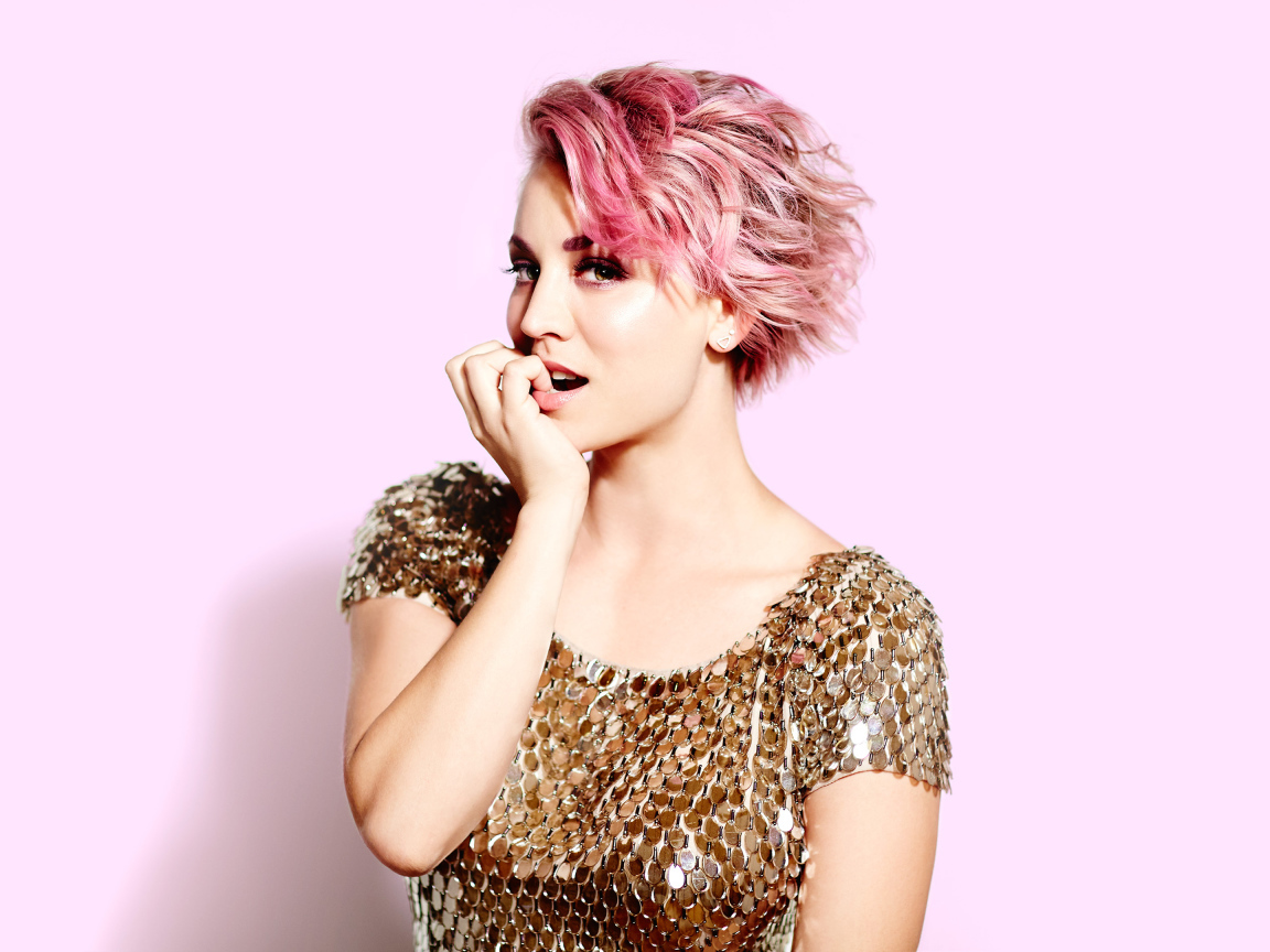 Молодая актриса Кейли Куоко с розовыми волосами