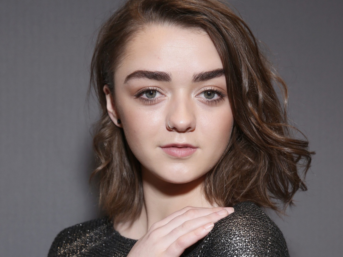 Молодая актриса Мэйси Уильямс фото на сером фоне