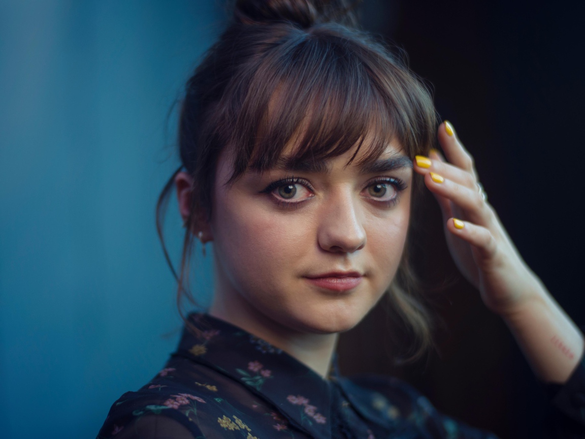 Молодая актриса Мэйси Уильямс с рукой у лица