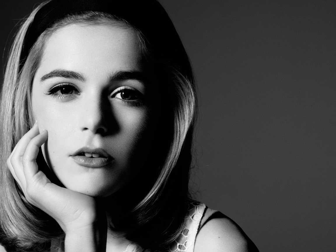 Молодая блондинка актриса Кирнан Шипка, черно-белое фоне 