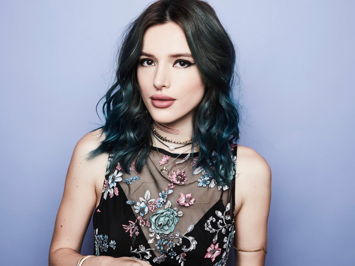 Молодая брюнетка,  актриса Белла Торн