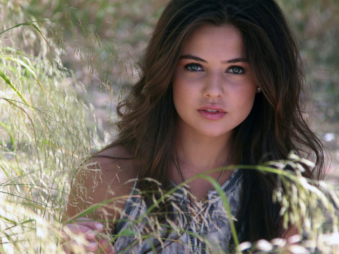 Молодая нежная девушка, актриса Даниэль Кэмпбелл на природе