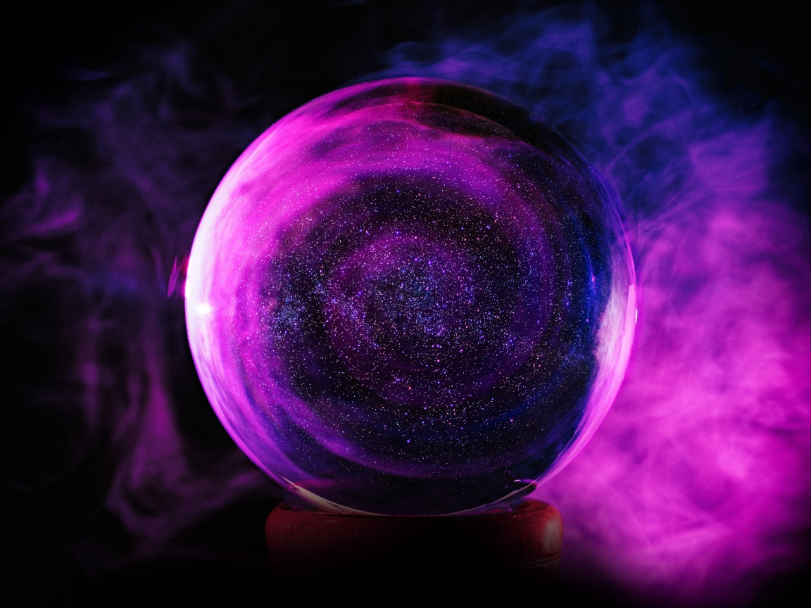 Большой кристальный шар в дыму на черном фоне