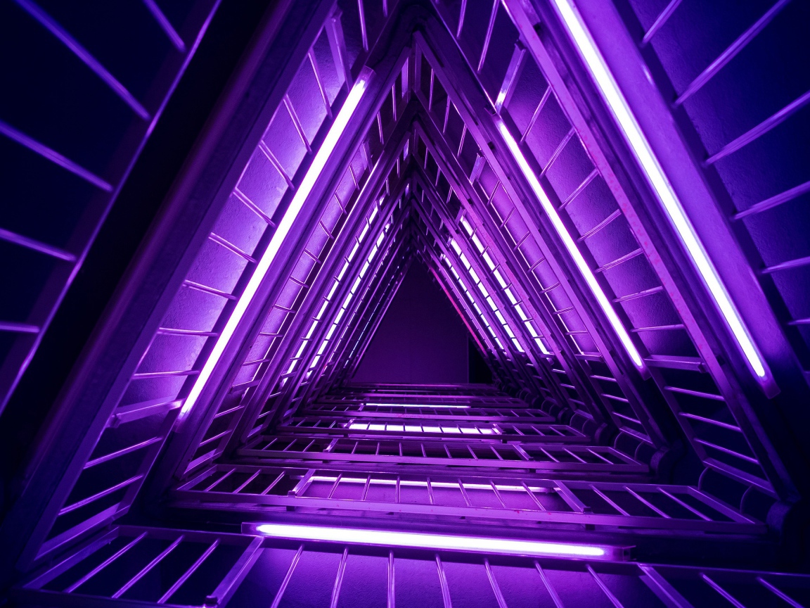 Неоновая подсветка на перилах лестницы