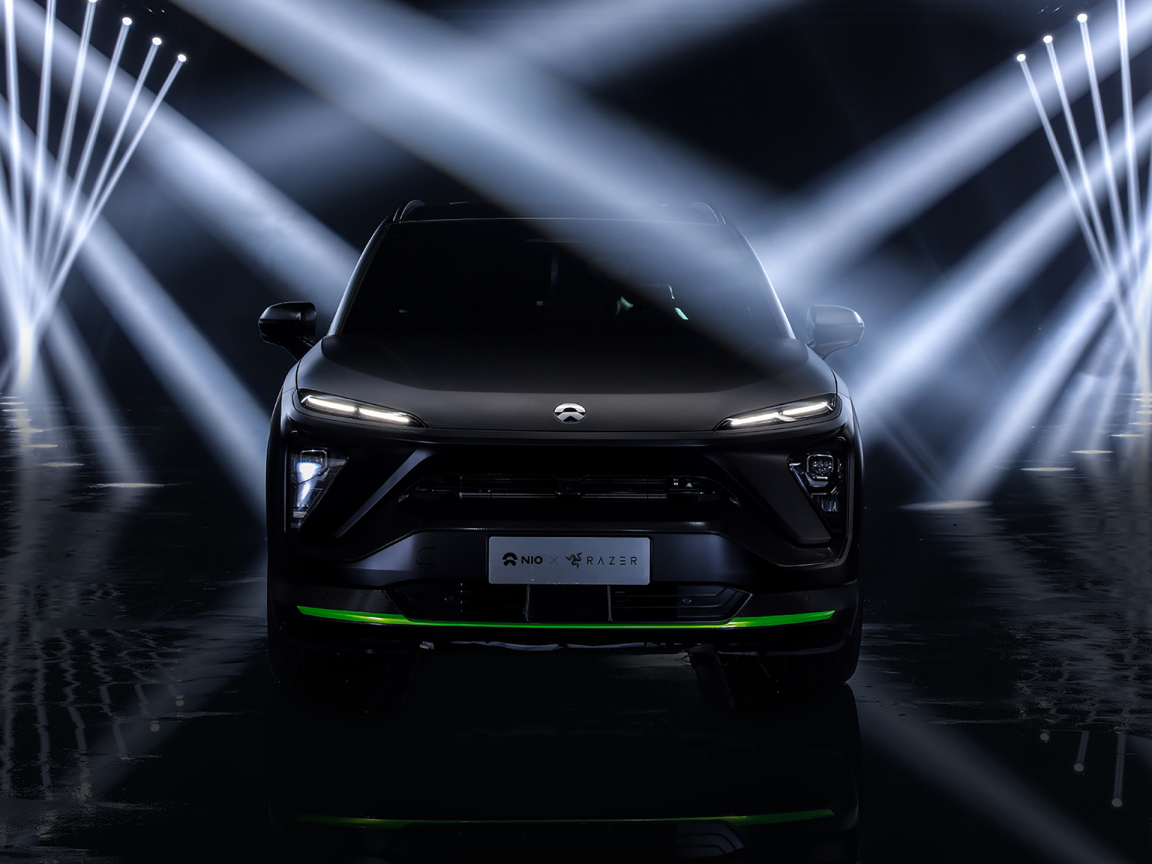 Черный автомобиль NIO ES6 Razer Edition 2019 года в лучах софитов