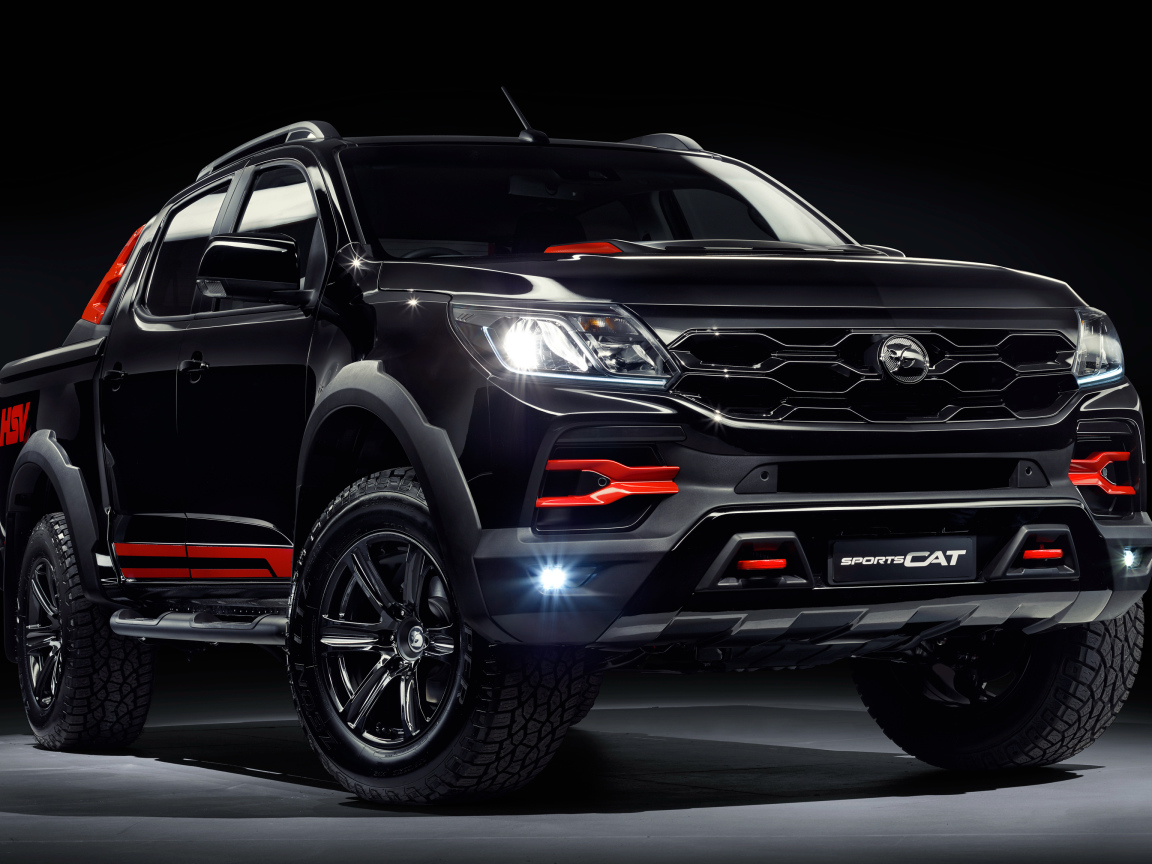 Черный пикап HSV Colorado SportsCat R 2019 года на черном фоне