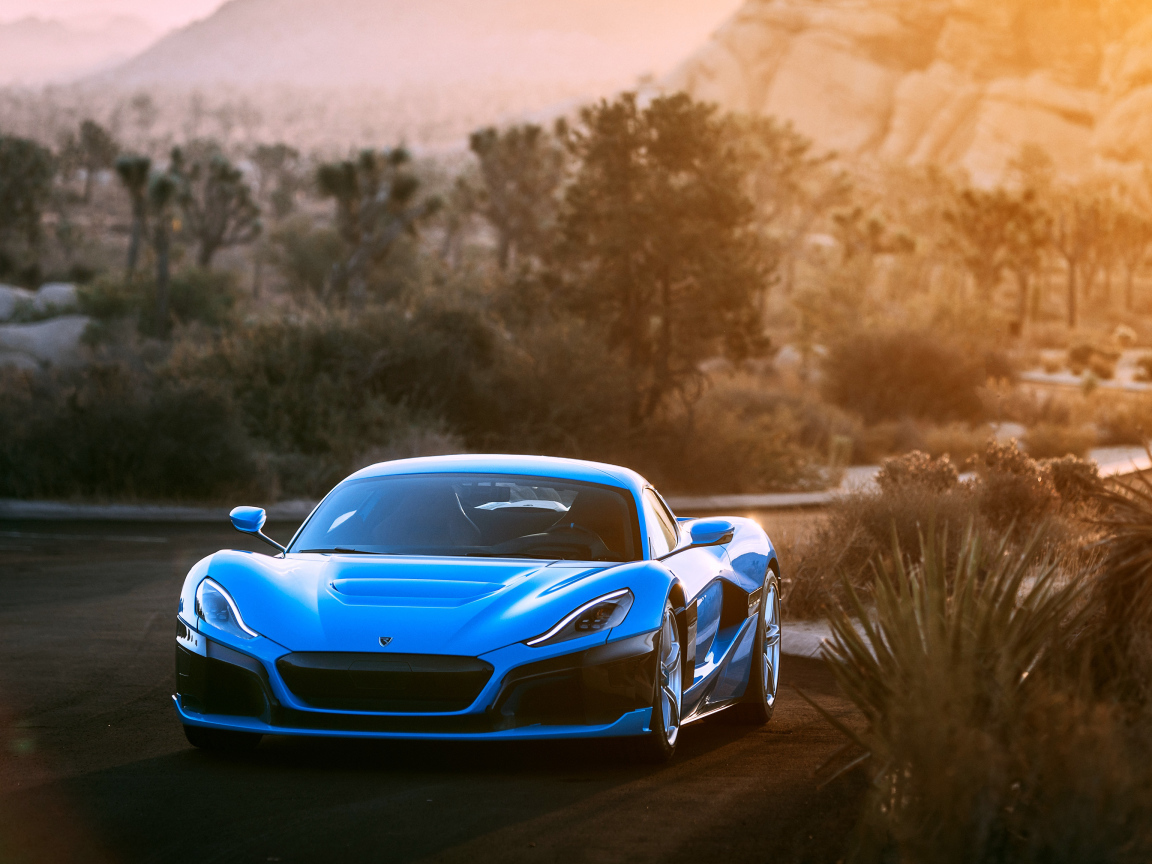 Синий спортивный автомобиль Rimac C Two California Edition вид спереди