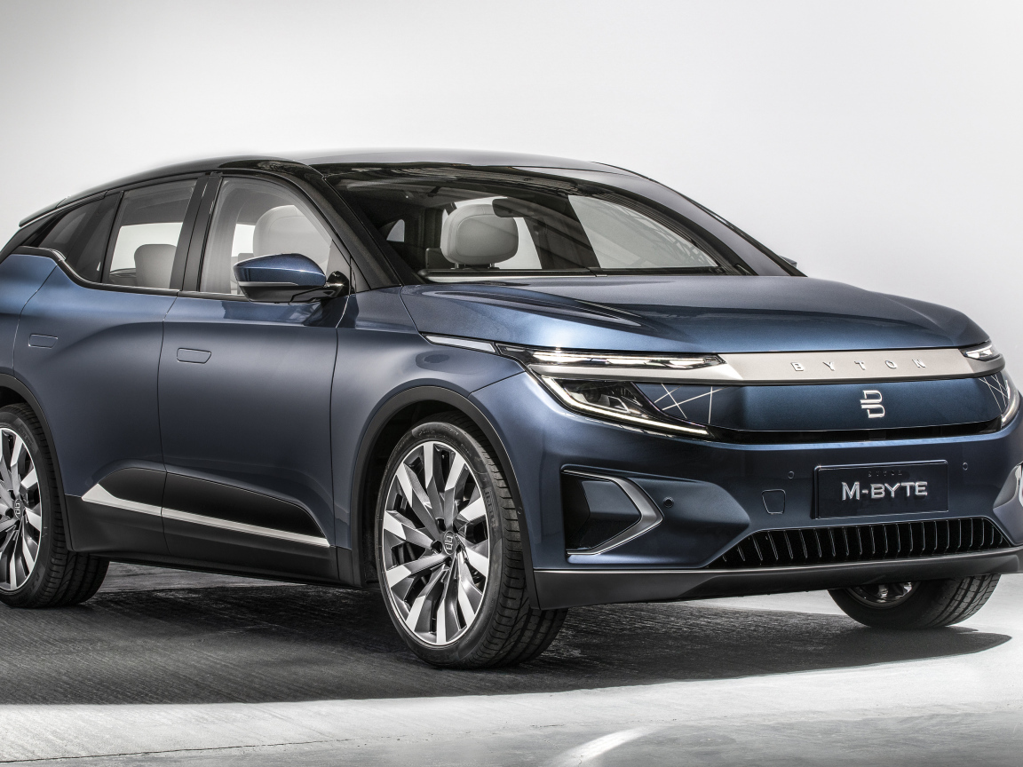 Автомобиль BYTON M-Byte 2020 года на сером фоне