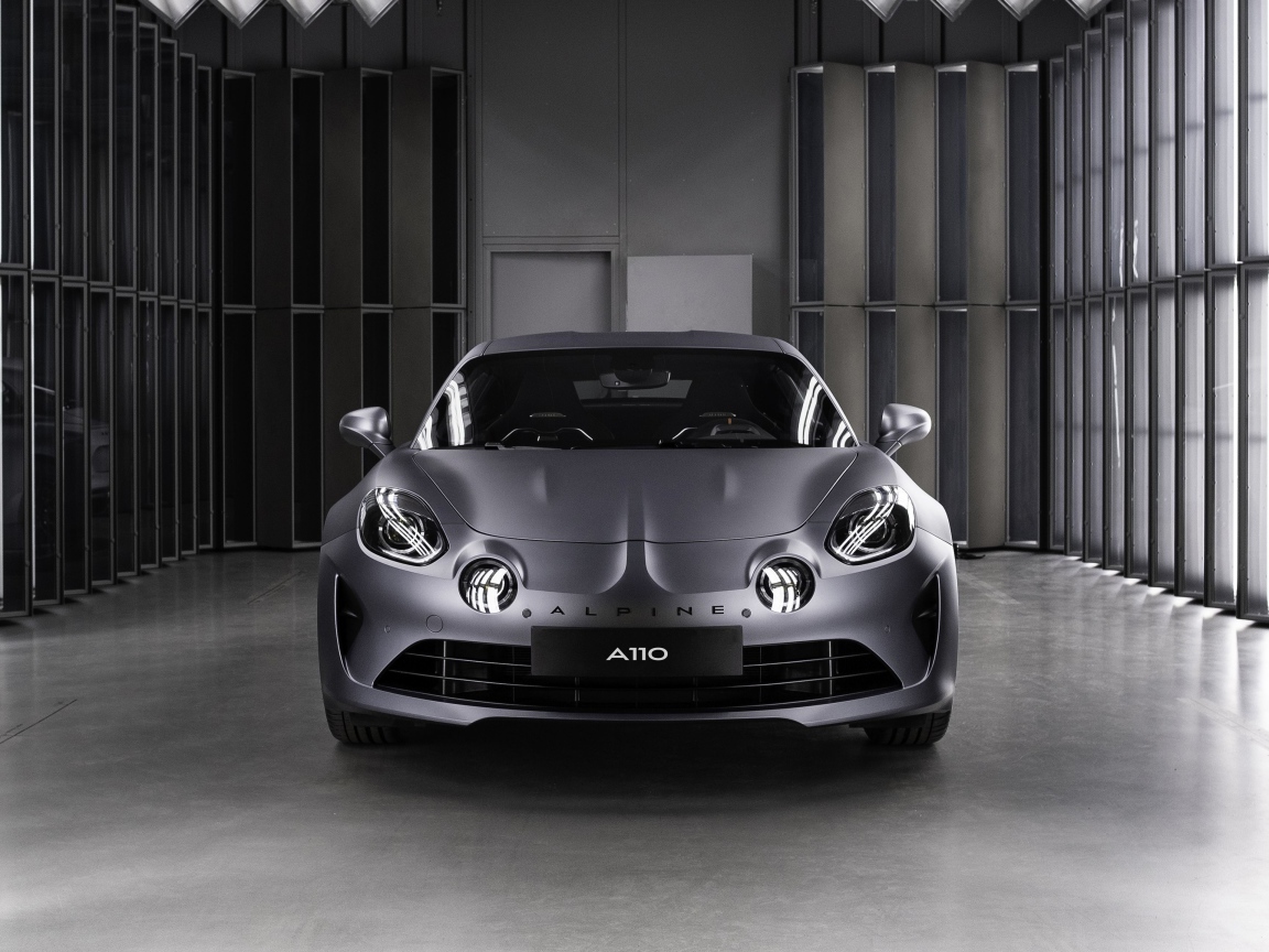 Новый серебристый автомобиль Alpine A110S, 2019 года в гараже