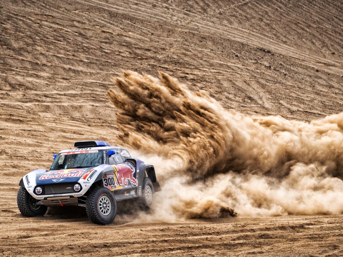 Спортивный автомобиль на песке в пустыне на Ралли