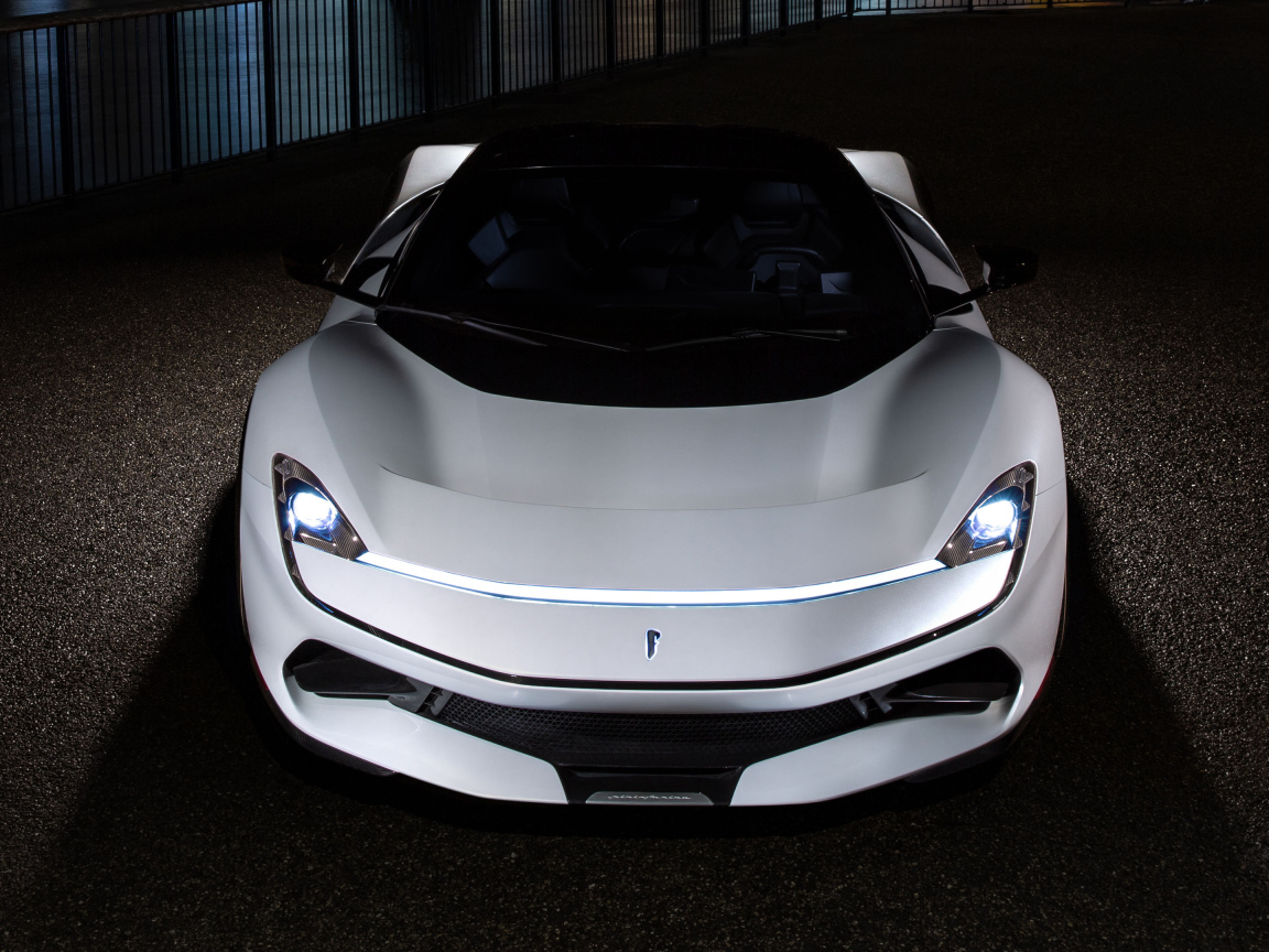 Белый спортивный автомобиль Pininfarina Battista 2019