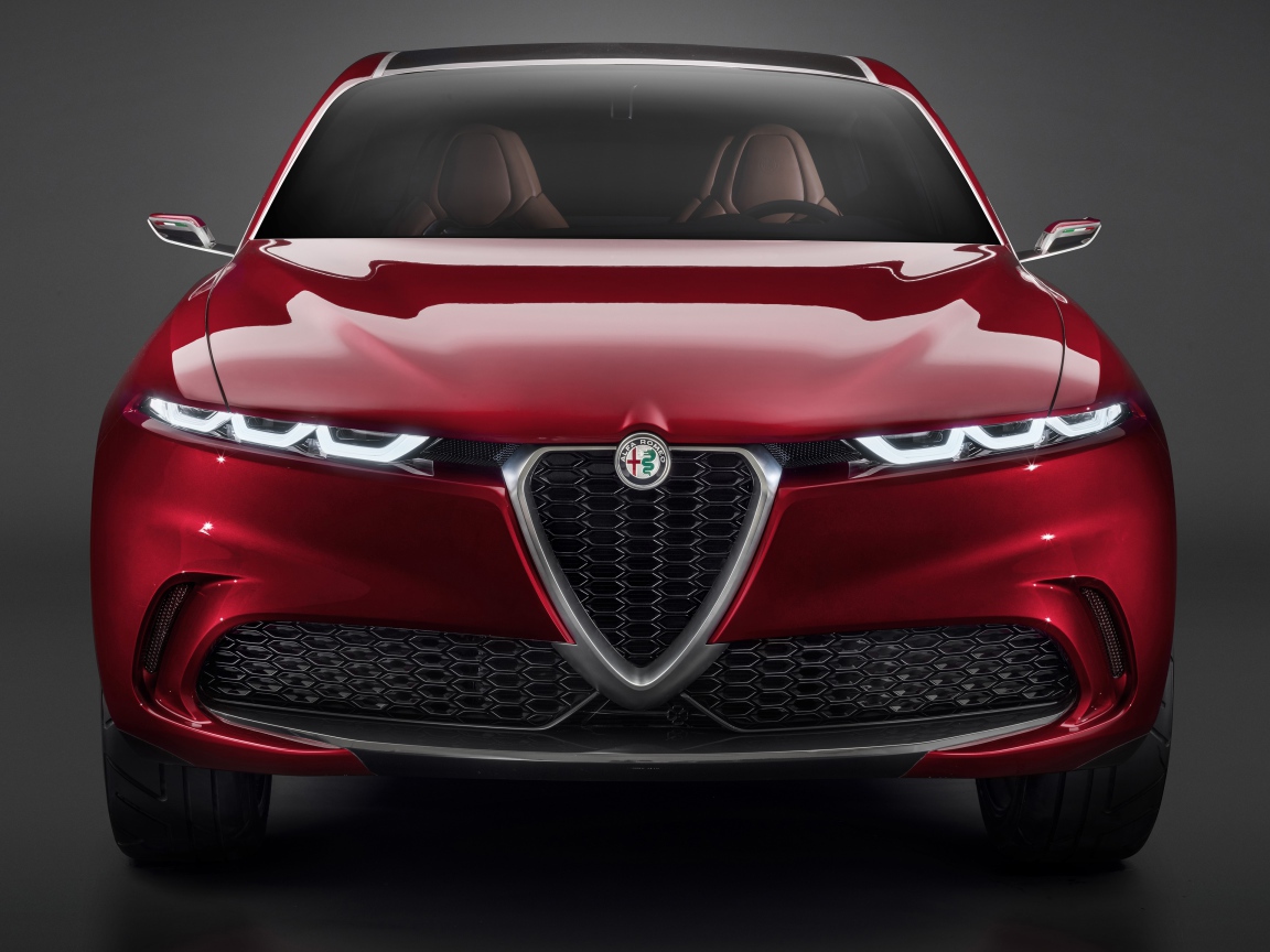 Красный автомобиль Alfa Romeo Tonale Concept,  2019 года вид спереди на сером фоне