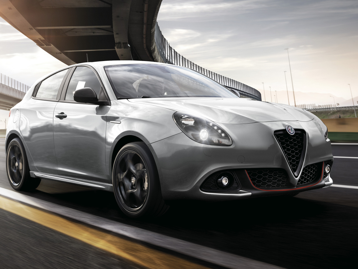 Серебристый автомобиль Alfa Romeo Giulietta Sport 2019 года под мостом