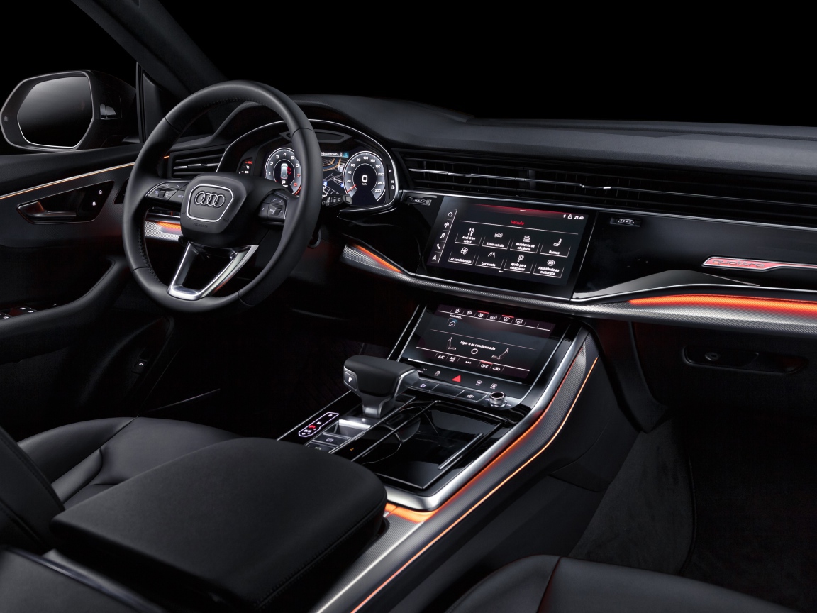 Черный кожаный салон автомобиля Audi Q8 55 TFSI Quattro S Line 2019 года