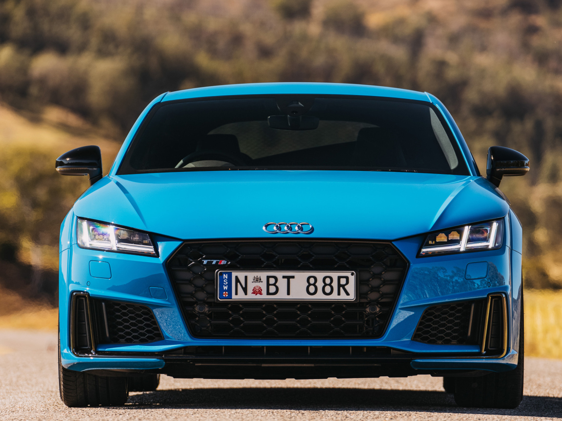 Синий автомобиль Audi TTS Coupe 2019 года вид спереди