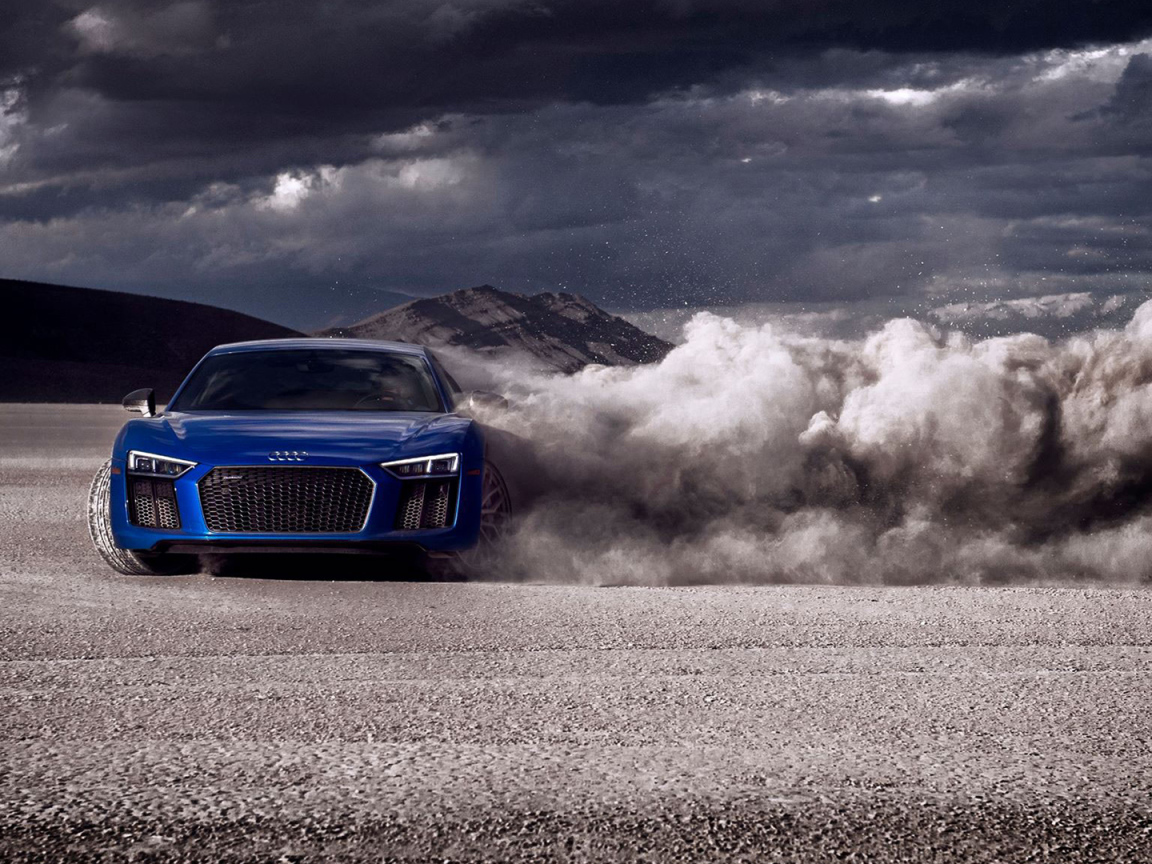 Автомобиль Audi R8 V10 Plus 2019 года дрифтует на песке