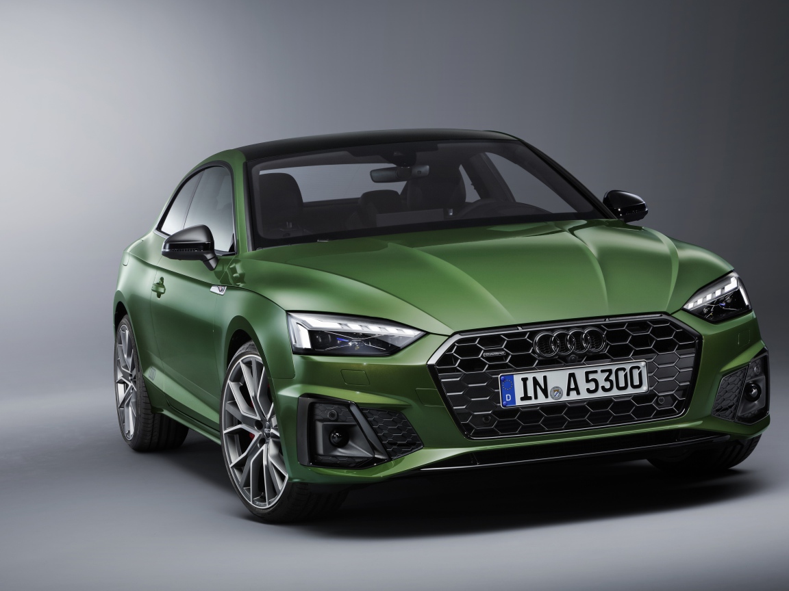 Зеленый автомобиль Audi A5 Coupe 40 TFSI Quattro S Line 2019 года на сером фоне
