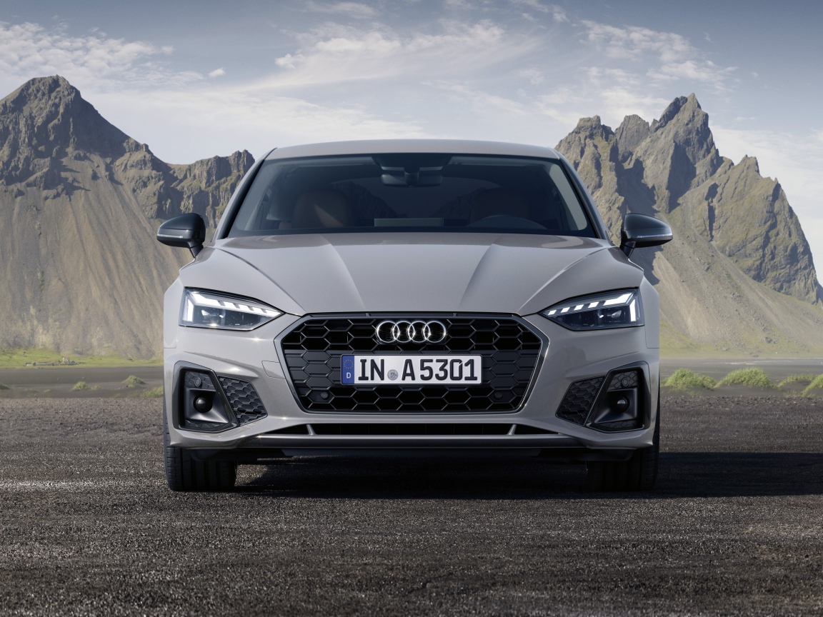 Серебристый Audi A5 Sportback 40 TFSI S Line 2019 года на фоне гор