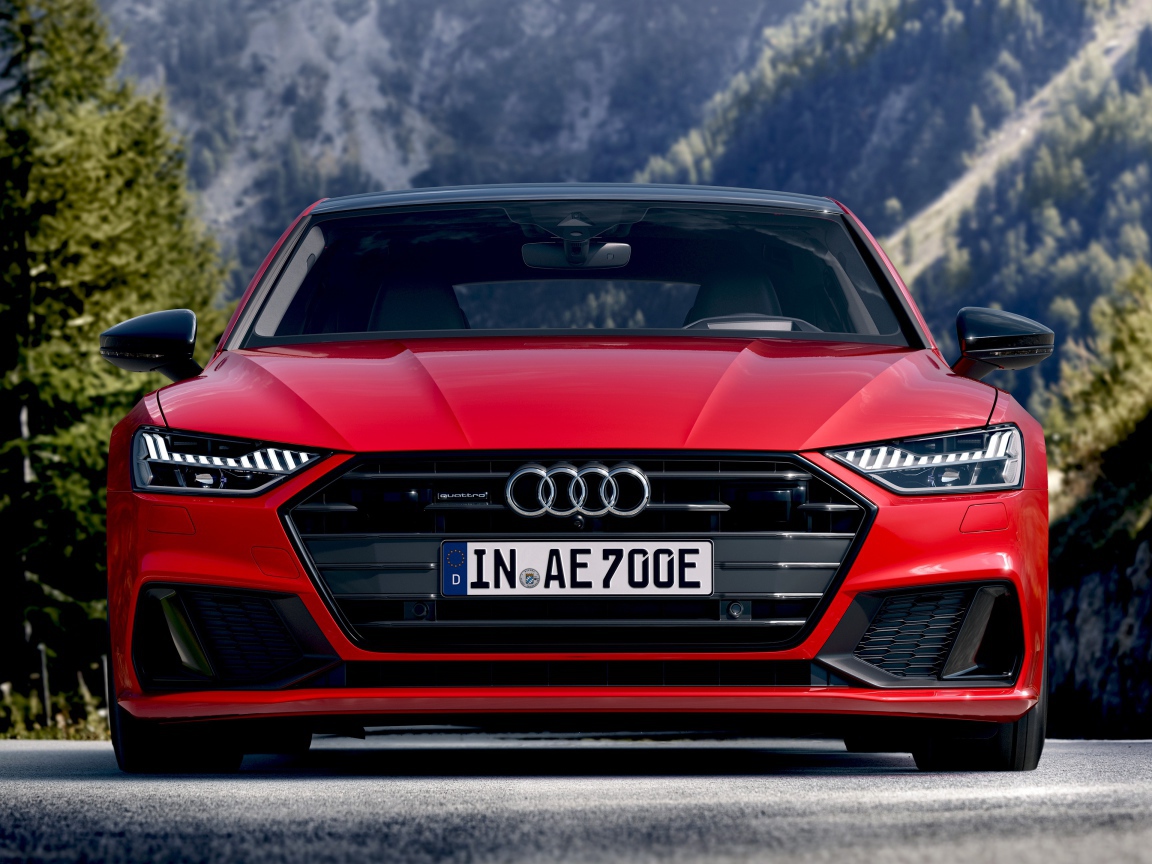 Красный автомобиль Audi A7 Sportback 55 TFSI E Quattro S Line 2019 года на трассе 