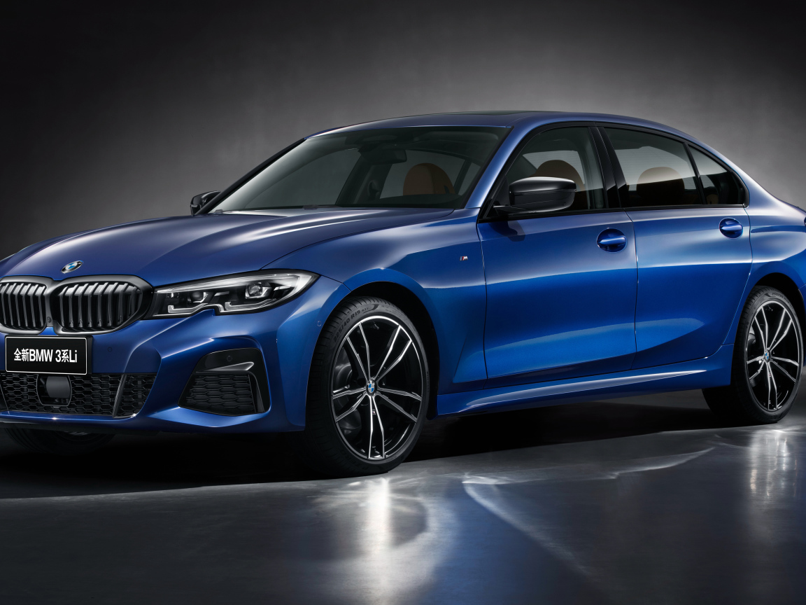 Голубой автомобиль BMW 325Li M Sport 2019 года на сером фоне