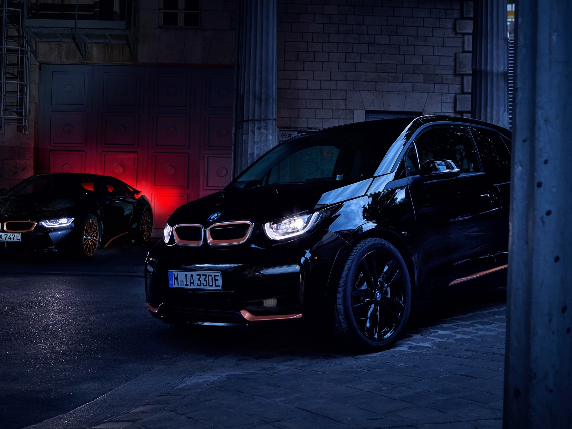 Черный автомобиль BMW I8 2019 года на улице