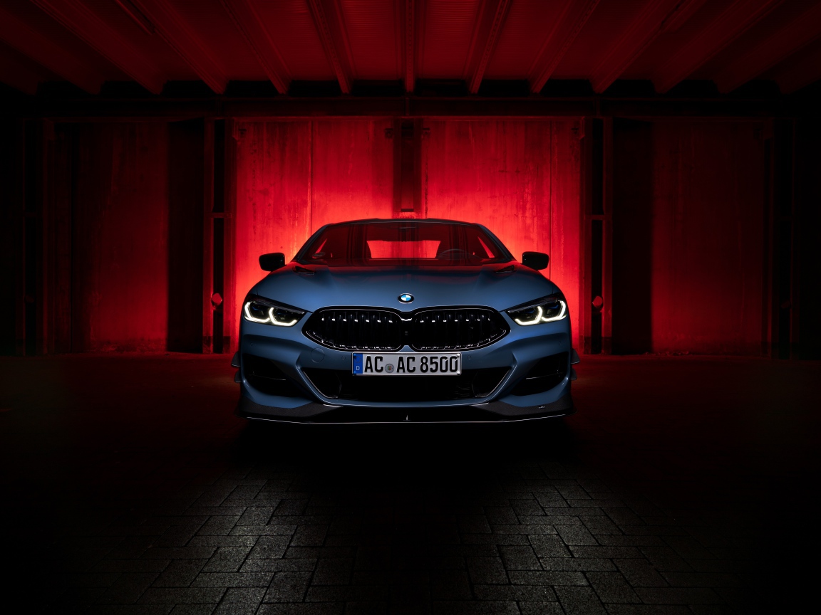 Автомобиль BMW I8  в гараже