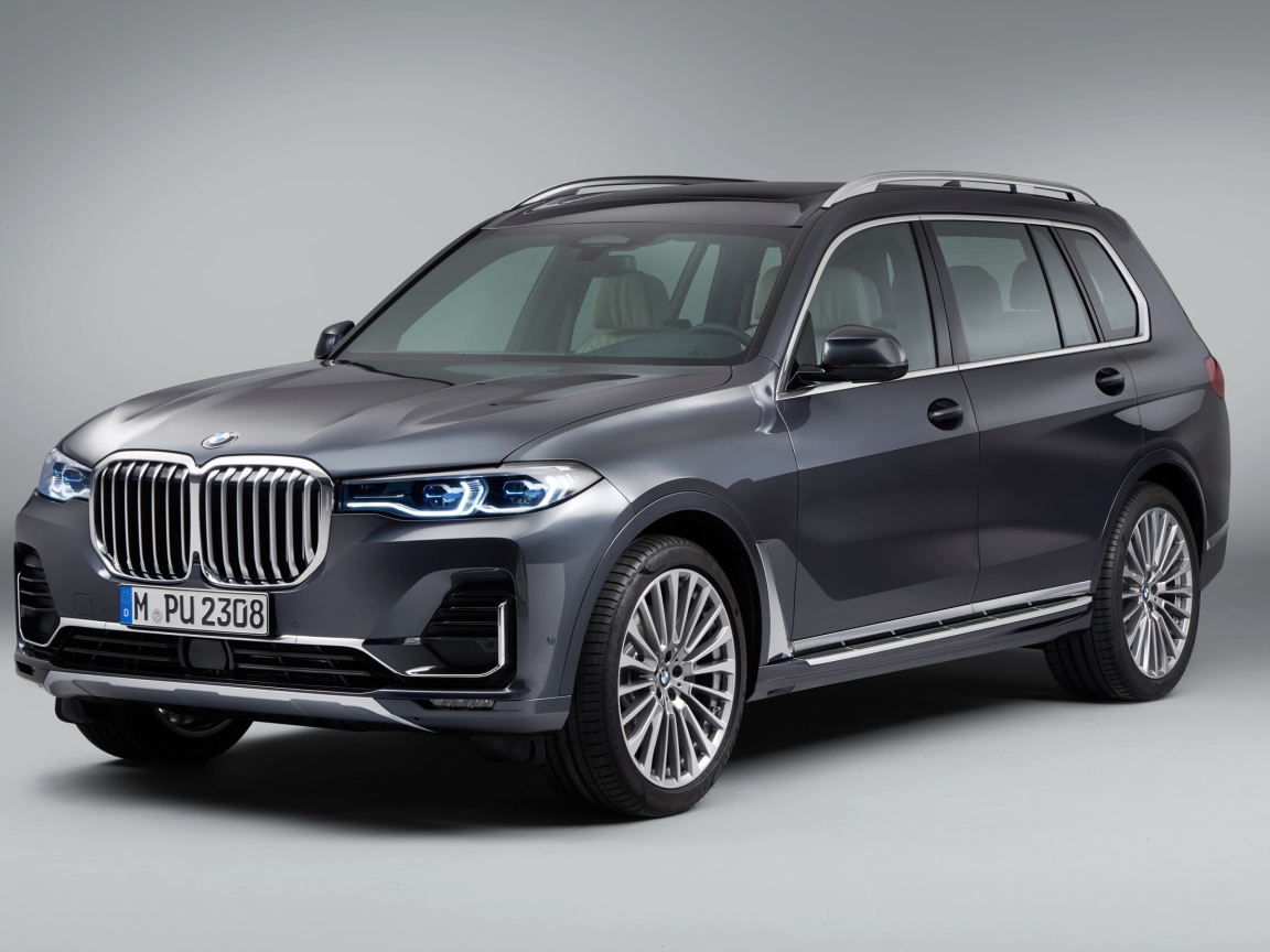 Внедорожник BMW X7, 2018 года на сером фоне