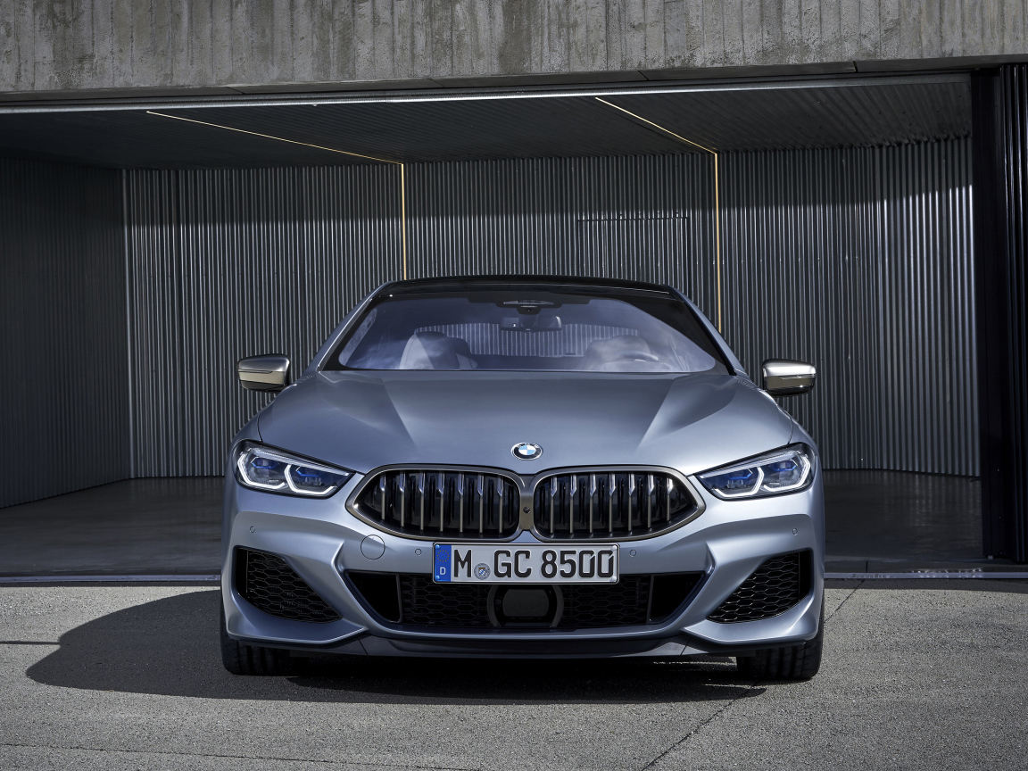 Серебристый автомобиль BMW M850i XDrive, 2019 года в гараже
