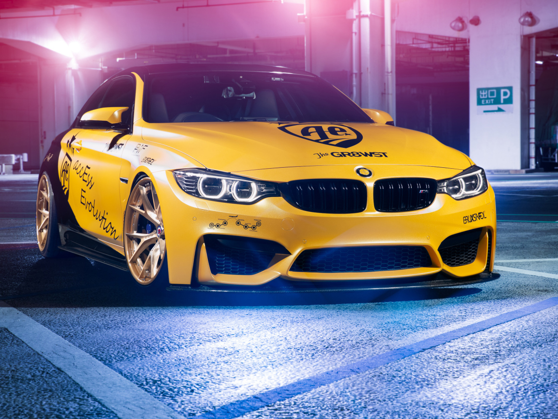 Желтый автомобиль BMW M4 в гараже 