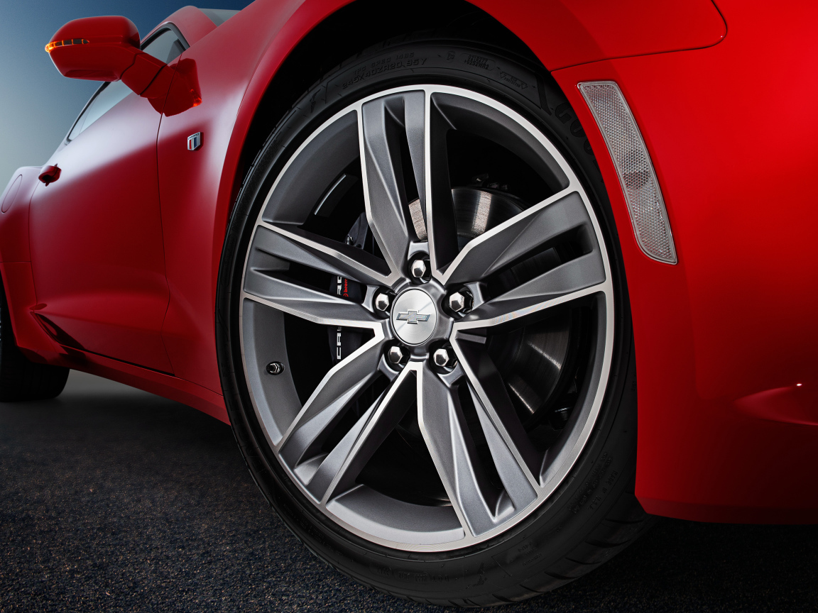 Заднее колесо  автомобиля Chevrolet Camaro SS 2018
