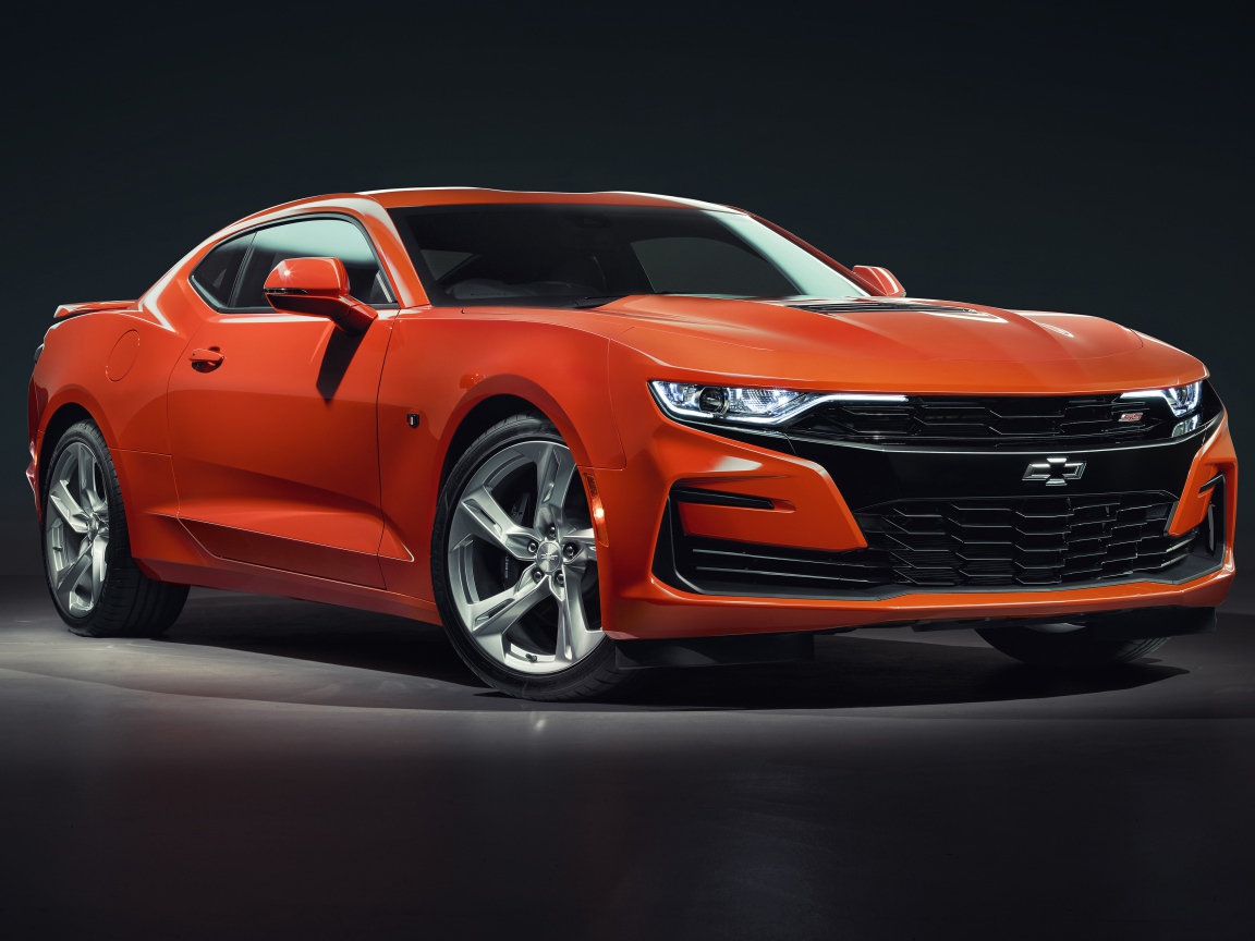 Красный автомобиль Chevrolet Camaro 2SS, 2019 года на сером фоне