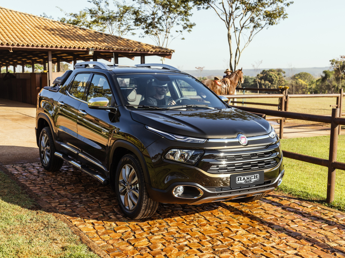 Черный пикап Fiat Toro Ranch, 2018 года на ферме