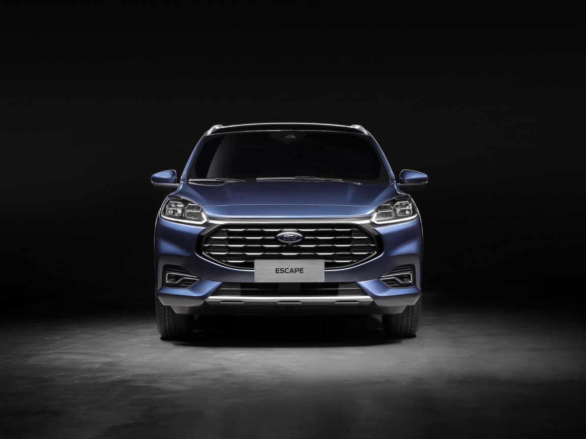 Автомобиль Ford Escape Titanium 2019 года на сером фоне