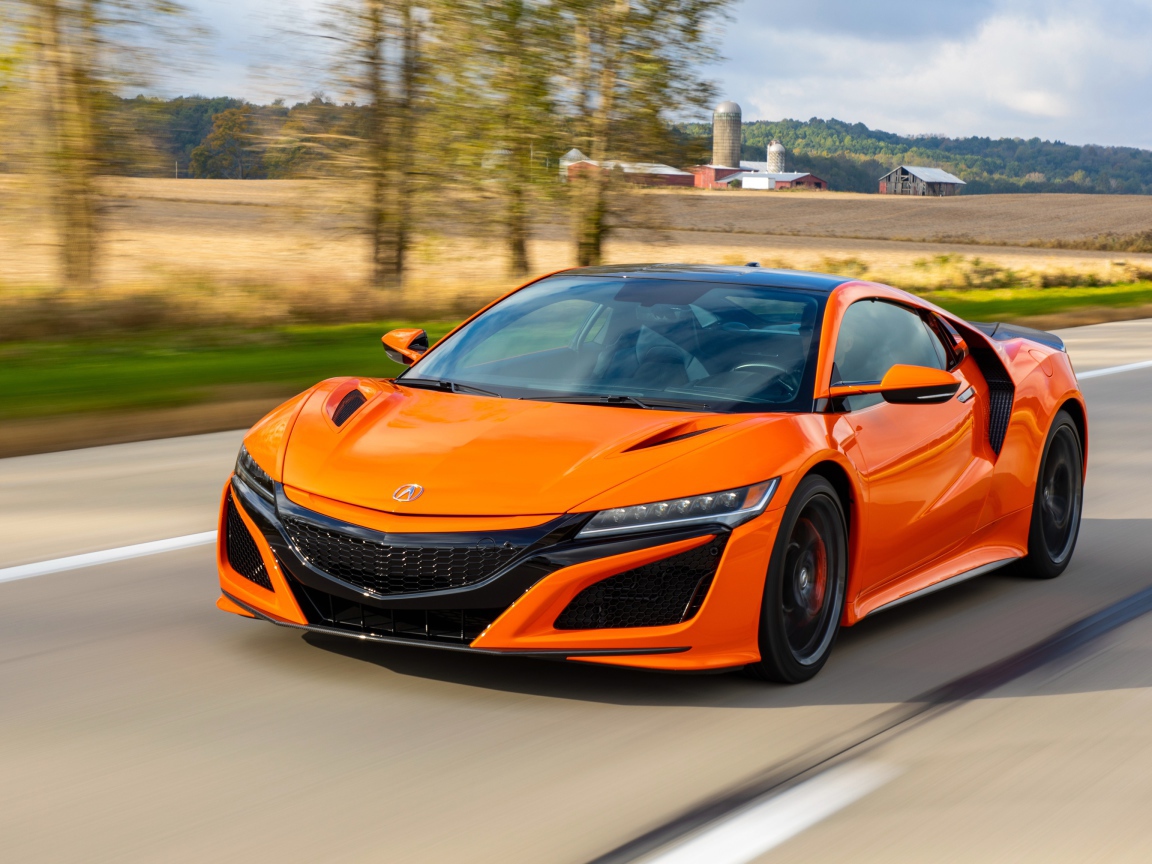 Оранжевый автомобиль Honda NSX на трассе